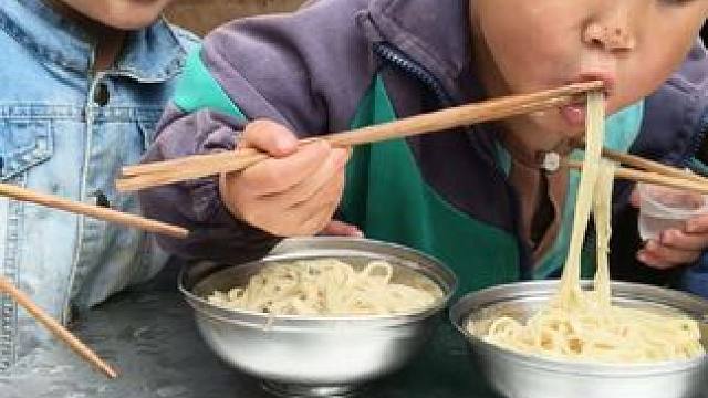 今天煮面条吃。#农村娃