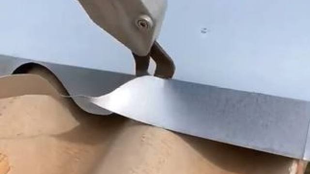 屋顶铁皮工的神操作 #施工 #铁皮工 #实用小技巧 #神操作