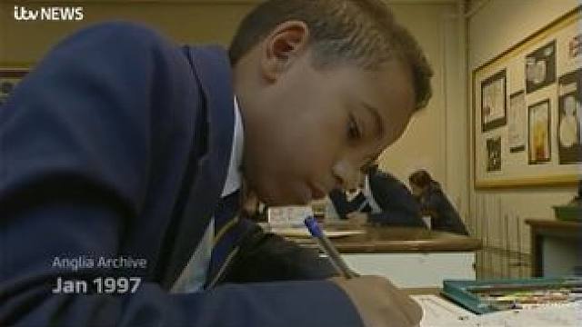 考古汉密尔顿写作业画面 考古汉密尔顿12岁在John Henry Newman School上学时在