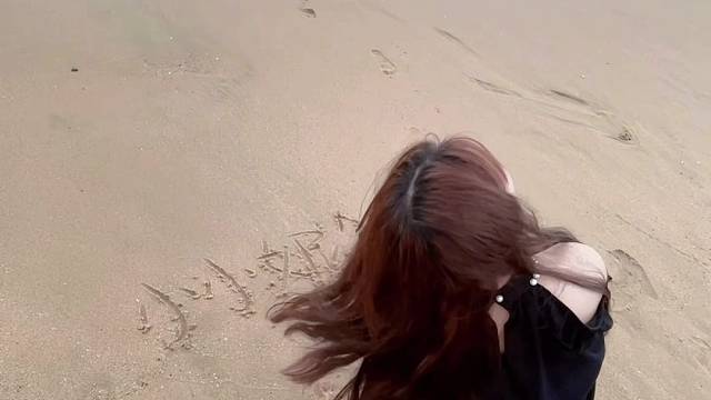 有人权衡利弊放弃你 有人擦干眼泪继续爱你