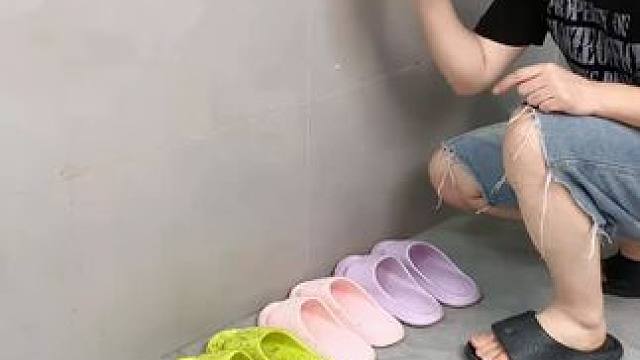 拖鞋架可伸缩 不用打孔粘胶就能上墙固定的拖鞋架，可伸缩的设计，足够收纳全家人的拖鞋，不占地方，还能当