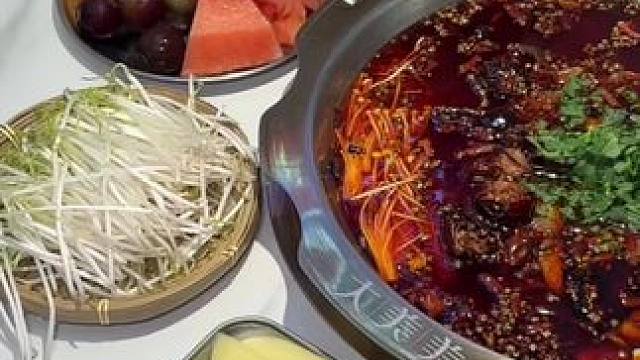 华阳的宝子们，还在等什么？大美美鲜兔火锅新店福利，78 元就能拿下 2-3 人招牌兔火锅套餐，活兔现