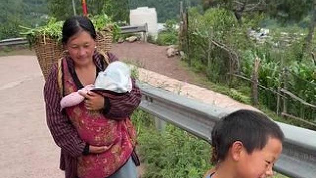 一个伟大的母亲，弱小的身躯独自为5个孩子撑起了一片天！#山里的孩子 #爱心传递 #日行一善积善成德 