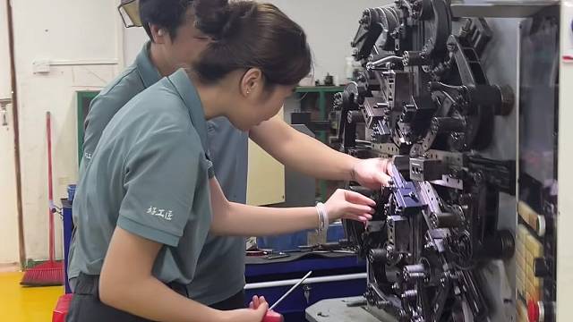 今天跟我们弹簧师傅学了一点技术