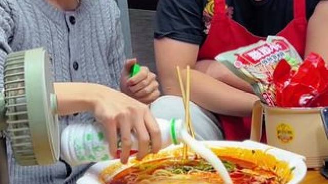 美女自带秘密武器，轻松拿走2000元现金~#螺蛳粉