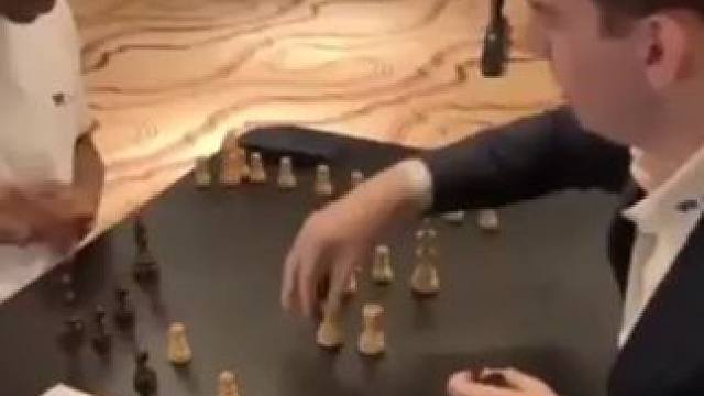 世界顶级棋手，无棋盘下国际象棋？水平到了，棋盘就在脑袋里哟#是时候展现真正的技术了 #老外真会玩 #
