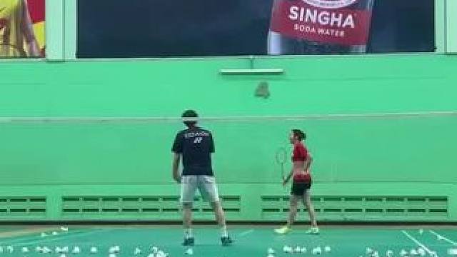 这红衣的你打得过吗#羽毛球 #打羽毛球女生#喂打球吗#你有多久没打球了#因达农