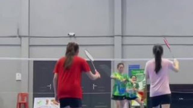 你躲得真准#羽毛球 #打羽毛球女生 #快乐羽毛球 #羽毛球