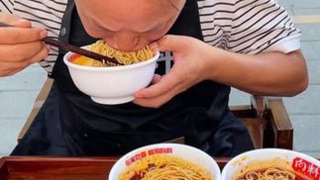 陕西大哥来挑战，一碗面竟然只花了8秒，那6碗面要花多少？#美食 #小面调料 #重庆小面