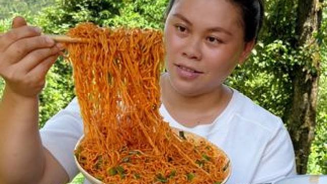 今天煮了几包火鸡面，配着一盘辣椒吃过瘾 #美食 #农村生活