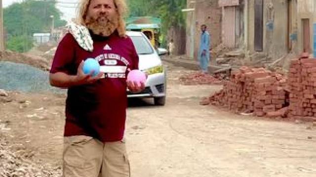 街头整蛊路人 太好玩了 