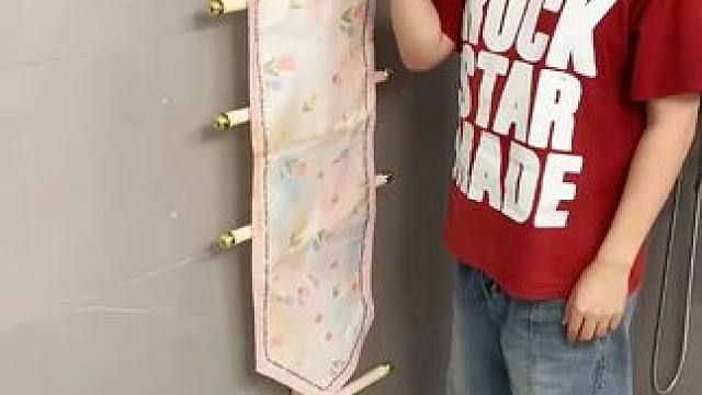拖鞋架可伸缩 不用打孔粘胶就能上墙固定的拖鞋架，可伸缩的设计，足够收纳全家人的拖鞋，不占地方，还能当