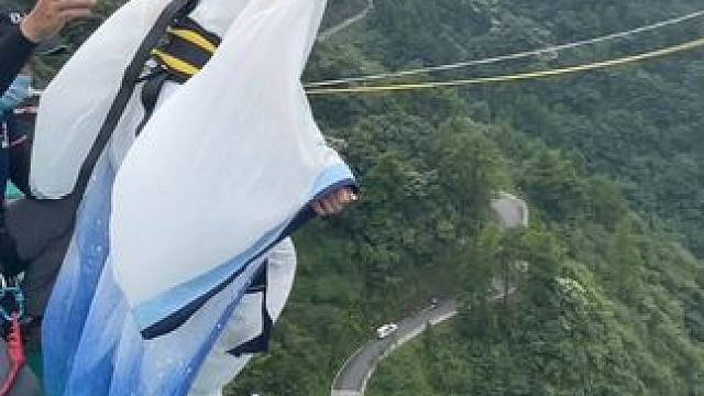 可以跑的悬崖蹦极，太帅了……#2025奥陶纪国际极限荡绳节 #玩的就是心跳