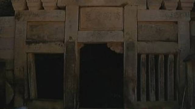 满是蚂蝗的洞穴究竟有多恐怖？这是一个历史文化气息的洞穴，洞口还有道光年间的牌坊#户外阿志 #洞穴探险