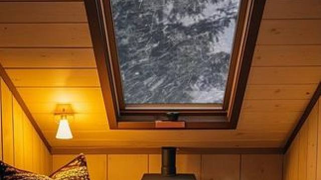 阁楼小屋在暴风雪中显得安静舒适，在这里放松身心入眠吧 #助眠视频 #解压助眠 #白噪音 #治愈助眠 