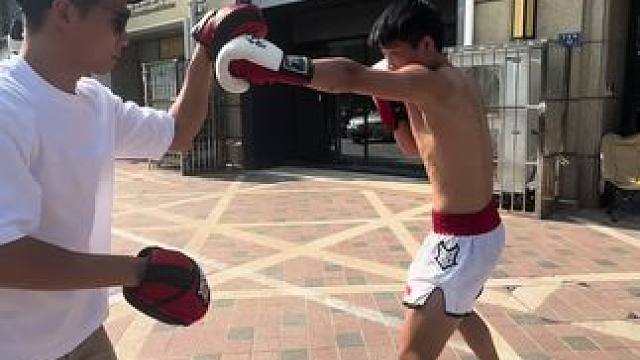 今天在门口顶着太阳练一练 #拳击#泰拳#格斗#郑州拳馆 #郑州UCT拳馆