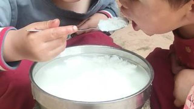 小双说大双嘴臭，大双生气了。#农村娃