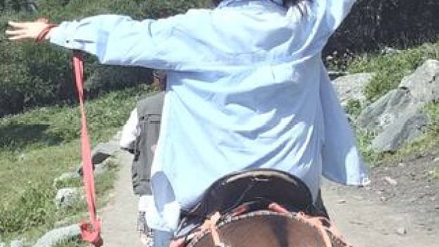 在雪山下，你牵着马，我骑着，一路仗剑走天涯！#我的旅行日记 #稻城亚丁