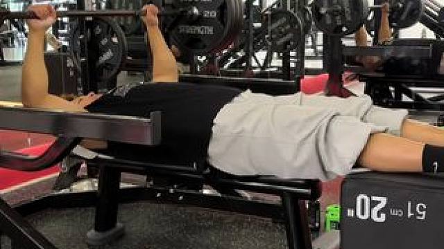 直腿推140kg在你这里完成
那就帮你打一波广告：
老板很好吃，前台也很清淡，器械略硬，牙口不好不太