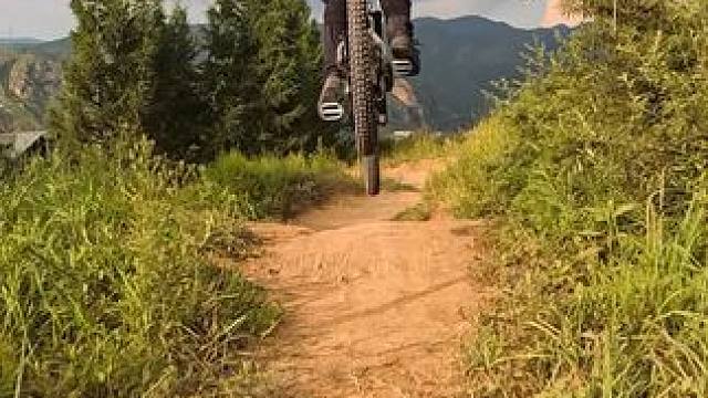 来看看练习三天速降的小孩哥能骑什么样#山地车 #山地车速降 #极限运动