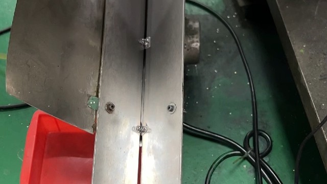 全自动化生产桥式铆接电池弹片弹簧不脱落