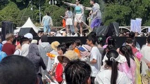 龙泉蔚然花海来泼水电音狂欢节来了，赶紧艾特好朋友一起来玩！#人山人海太热闹了 #场面壮观 #泼水节 