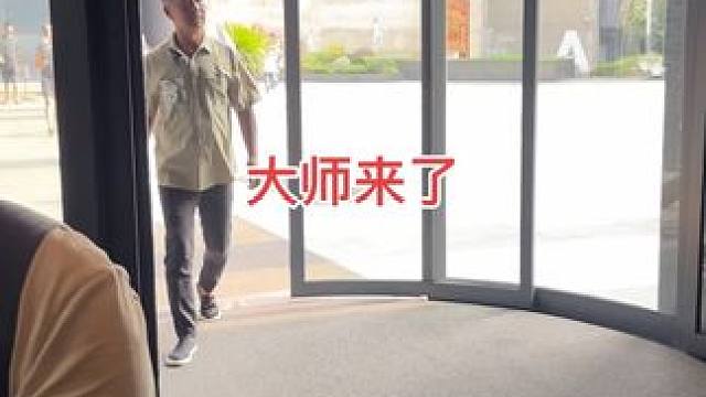 沈大师来了，气度不凡，参观美术馆 #沈巍 #拍摄现场直击 #热门 #vlog十亿流量