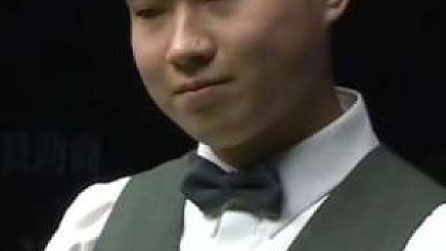 上海大师赛半决赛，赵心童中袋小王子强行清台，2比2囧哥威尔逊#斯诺克 #台球 #台球是一种生活 #赵