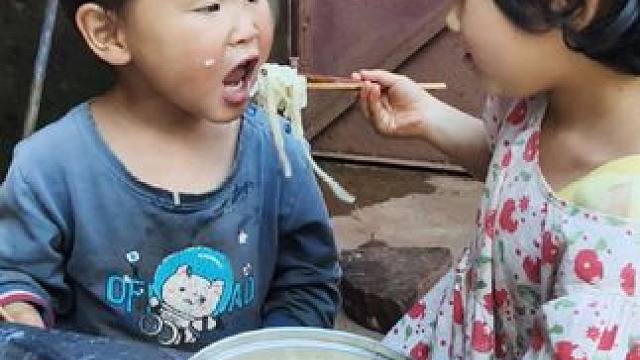 老二对弟弟挺好的。#农村娃