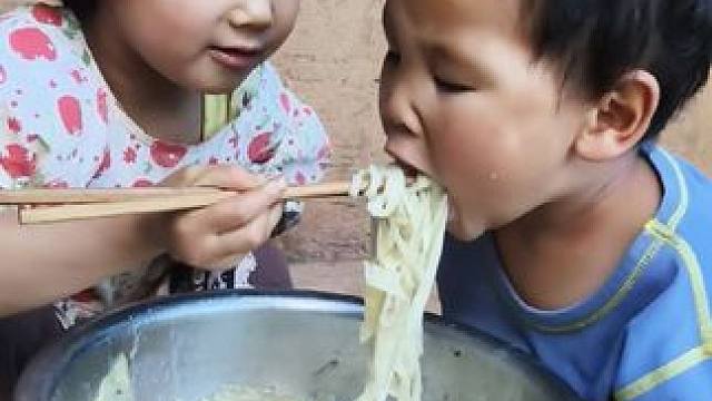 今天晚上煮面条吃。#农村娃