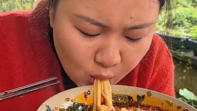 像葱上海滩回来的西安姐姐挑战加麻加辣，真的梭太香了！#美食 #太好吃了 #小面调料