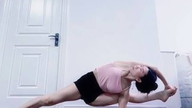 爱上的不是体式，是那份宁静与自由。每一次呼吸，都是灵魂的对话#火烈鸟 #一字马 #瑜伽