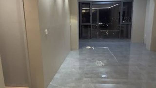 自装除了耗时间费精神外，全是好处，这不，就让我自学成才会做美缝了，卫生间桶装环氧彩砂，客厅墙面瓶装环