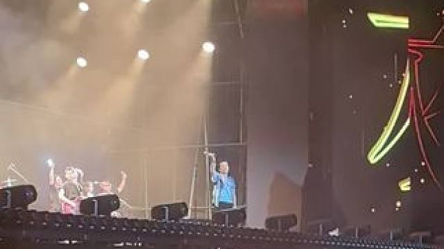 老郑的灰姑娘像是在诉说着一场突如其来、无法解释的心动。原来摇滚不只有嘶吼，还有这种小心翼翼的爱意。#