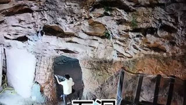 重生之我在乡下打造石洞庇护所2。#荒野建造 #山洞 #我的乡村生活 #土巴兔装修大平台