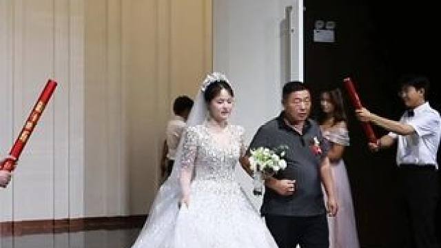 绝美新娘与父亲同步入场，太有氛围感啦#滕州  #滕州婚礼  #滕州备婚 #滕州酒店 #滕州婚礼酒店