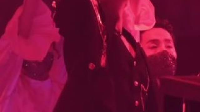 “全中国最有资格唱MAMA的人来了 如此权威！” #张艺兴#MAMA#现场版live#张艺兴北京演唱