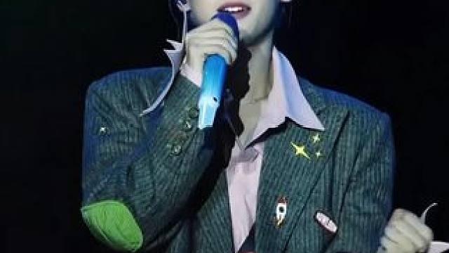 梓渝音乐节《拥抱你的我》粉色头发造型也太帅了！ #梓渝#拥抱你的我#梓渝音乐节#贵阳银河左岸音乐节