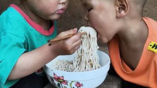 双双喜欢吃面条。#农村娃