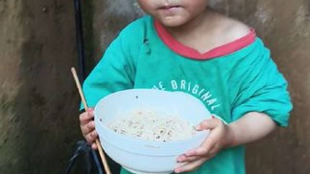 小双自己吃面条。#农村娃