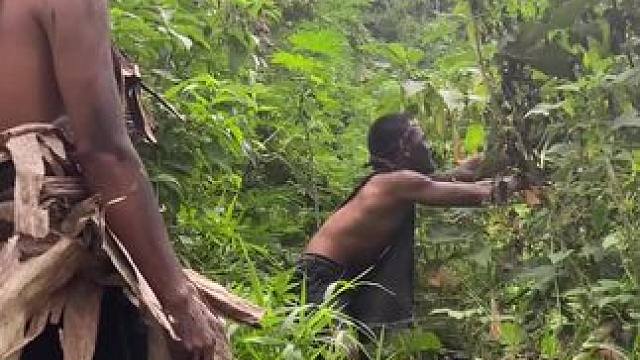 非洲嘟嘟来了 #原创视频 #外国人真会玩 #记录真实的农村生活 #非洲原始部落 #野外探险