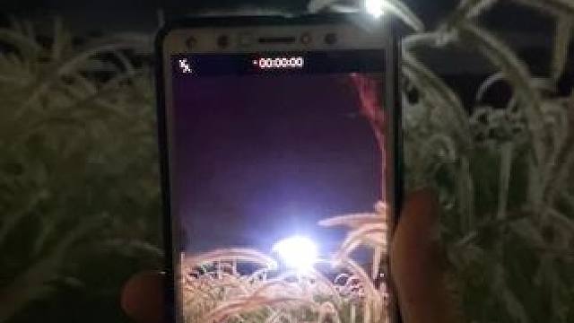 夜景试试这样拍，太有氛围感了吧#手机摄影 #拍摄技巧 #夜景 #路灯下 #治愈系