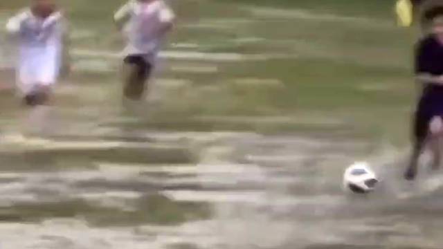 这样的足球怎能不爱呢？雨战中的足球比赛！ # 雨天...