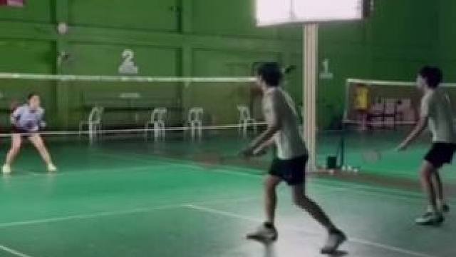 完了，场内还有妹子，这次丢人了#羽毛球 #快乐羽毛球 #打羽毛球女生 #羽毛球混双 #运动最美时刻