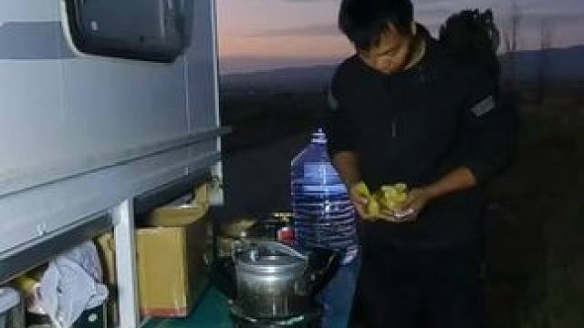 三轮小房车游新疆一路上风景美不胜收，晚上在优美小道露营做肉沫茄子盖饭吃太下饭了#户外美食 #新疆 #