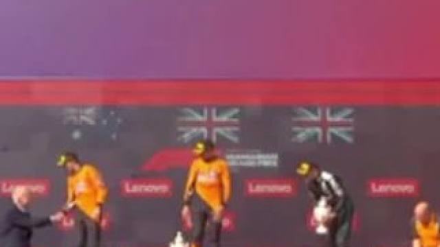 哈哈，兰多化身奖杯保管员，把自己和皮亚的奖杯都放到一边去了#F1#f1匈牙利大奖赛 #兰多诺里斯 #