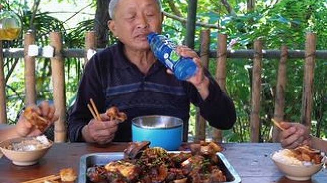 忙不完的农活，炖硬菜“牛脚”  柴火慢炖香惨了 #我的乡村生活 #乡村味道 #人间烟火