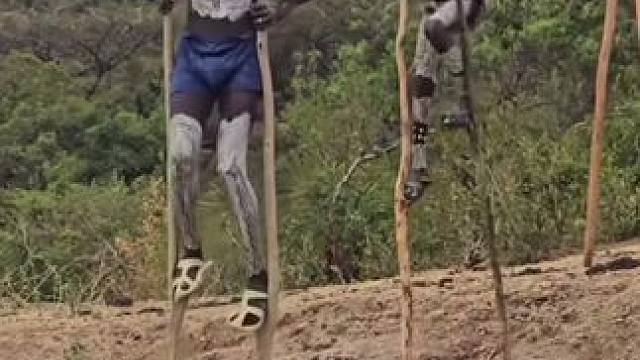 非洲族群部落原始生活方式。 #原始部落 #非洲农村 #踩高跷