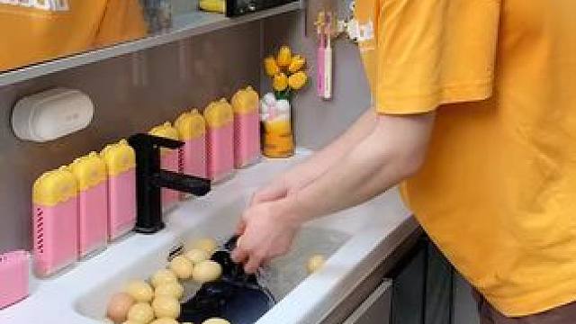 肥皂起泡器 手洗衣服一定少不了这个#肥皂起泡器 ，起泡很丰富不打滑，可以把肥皂用的一点都不剩，还是个