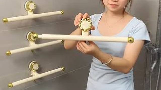 伸缩拖鞋架 不用打孔粘胶就能上墙固定的拖鞋架，可伸缩的设计，足够收纳全家人的拖鞋，不占地方，还能当毛